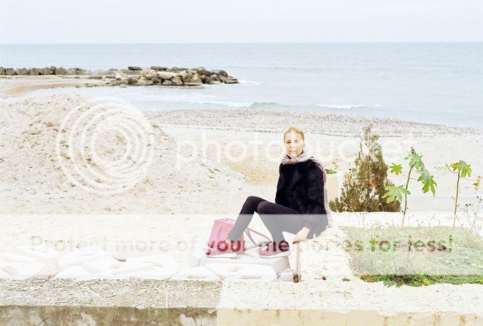 photo iulia burtea geanta roz.jpg