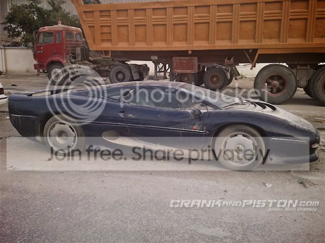 JaguarXJ220Qatar2.jpg