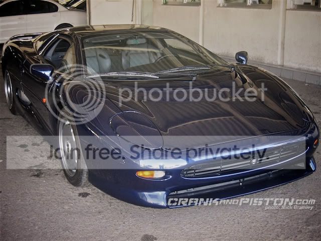 JaguarXJ220Qatar9.jpg